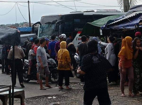 Diduga Hilang Kendali, Microbus Seruduk Kios Buah di Pasar Cikurubuk