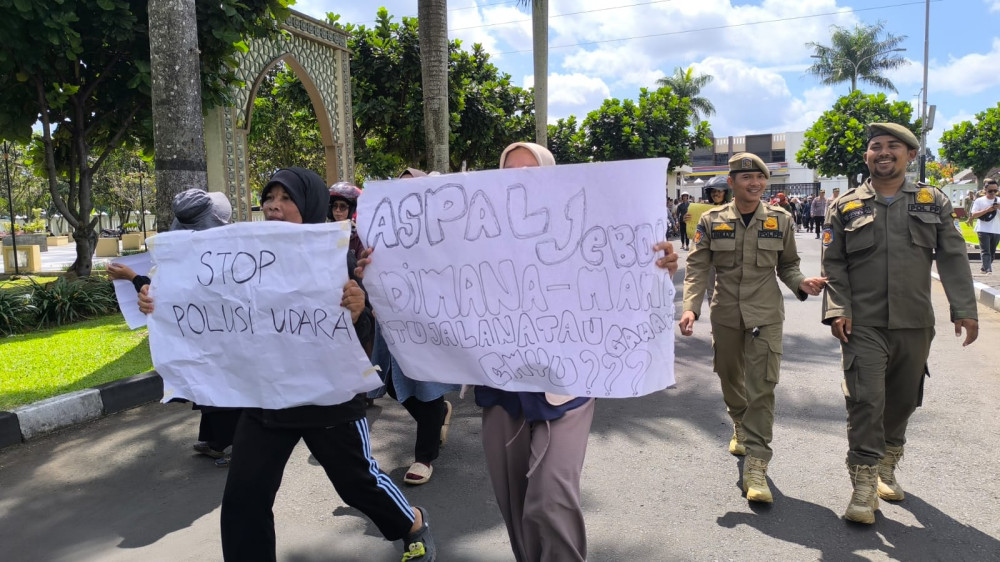 Jalan Rusak Parah Belasan Tahun, Warga Sukalaksana Demo Bale Kota Tasikmalaya