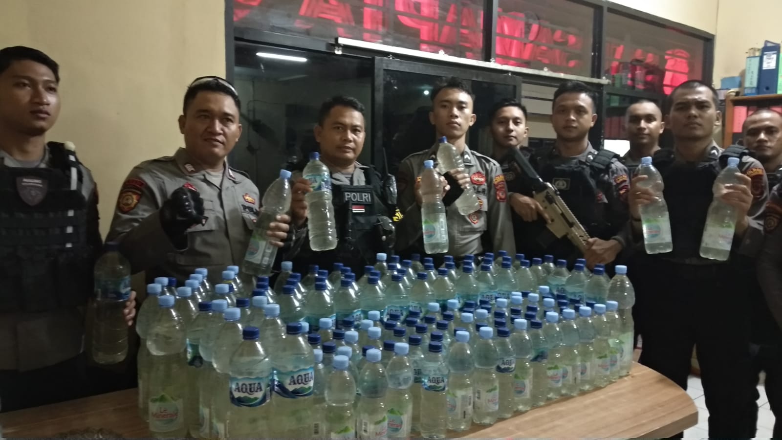 Sebuah Rumah di Kota Tasikmalaya Digerebek Polisi karena Simpan Ratusan Botol Minuman Keras