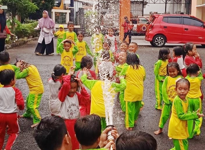 Girangnya Anak TK Bermain Air dengan Damkar Kota Banjar, Wisata Edukasi TK Sejahtera Cisaga