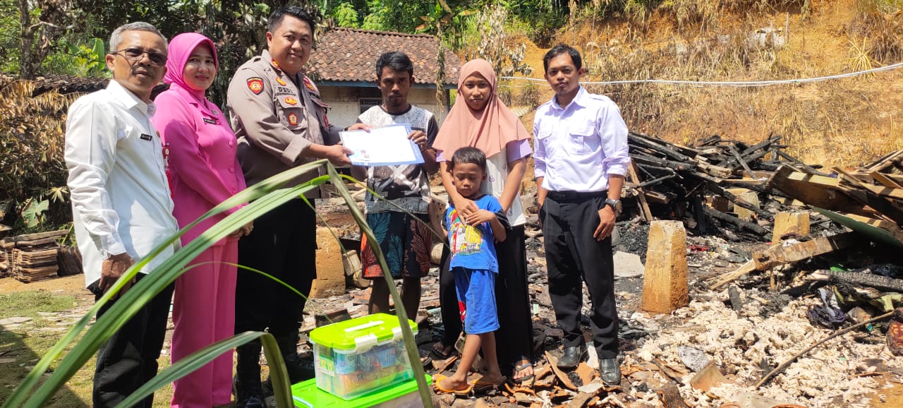 Kepedulian Kapolsek Puspahiang Kabupaten Tasikmalaya Luar Biasa, Beri Santunan Korban Kebakaran