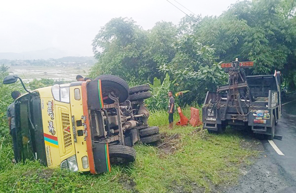 Truk Pengangkut Pasir Galunggung Terguling di Tanjakan Tembungkerta Kota Banjar, Diduga Tidak Kuat Menanjak 