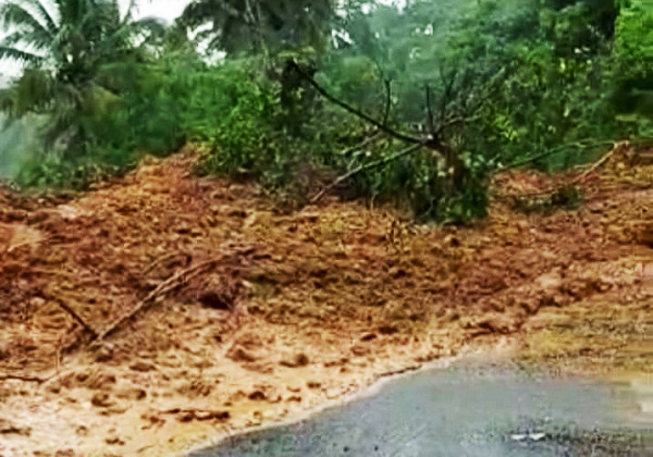 Bencana di Tasik: Jalan Raya Salopa-Cikatomas Sempat Tertutup Longsor, di Karangnunggal Terjadi Banjir