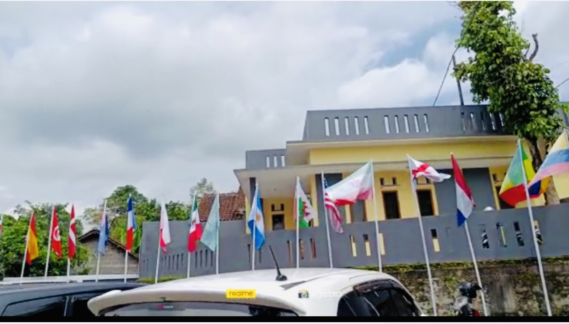 Rumah Makan Terkenal di Tasikmalaya Ini Kibarkan Bendera Negara Peserta Piala Dunia