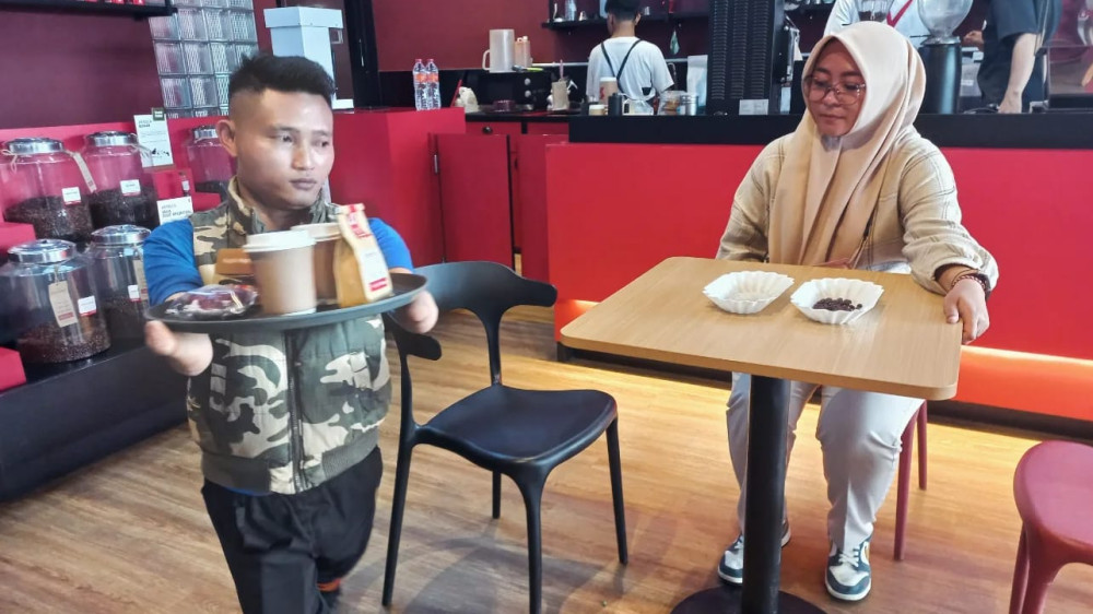 Peluang Baru untuk Disabilitas Kota Tasikmalaya, Wahyu Membuktikan Diri di Kedai Kopi