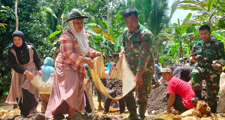 TNI Gempur Gunung Pencutlimus Desa Cikadongdong, Bikin Jalan Poros Membuka Harapan Baru Bagi Rakyat