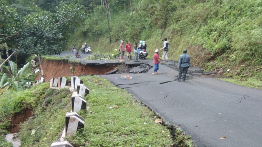 Hujan Deras Mengakibatkan Longsor di Sejumlah Jalan Utama Kabupaten Tasikmalaya