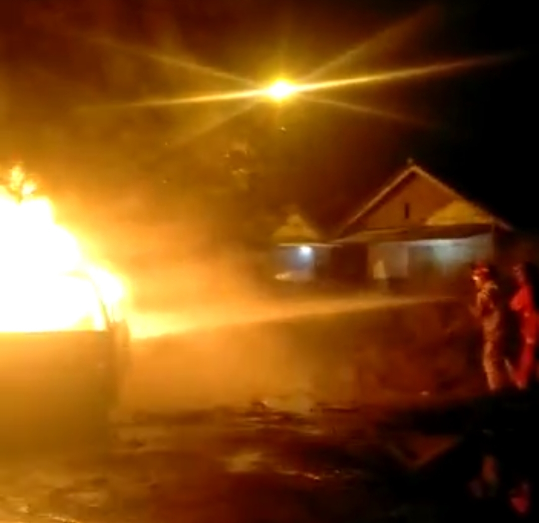 BREAKING NEWS: Mobil Pikap Pengangkut BBM Ludes Terbakar dekat Pasar Besi Cikurubuk Kota Tasikmalaya