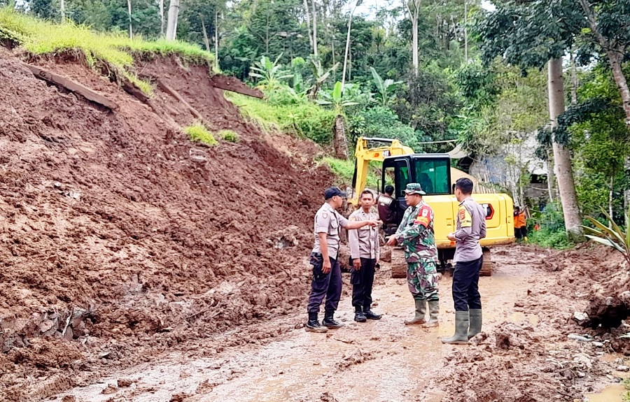 Tanah Longsor Tutup Akses Jalan Penghubung Tasikmalaya-Pangandaran
