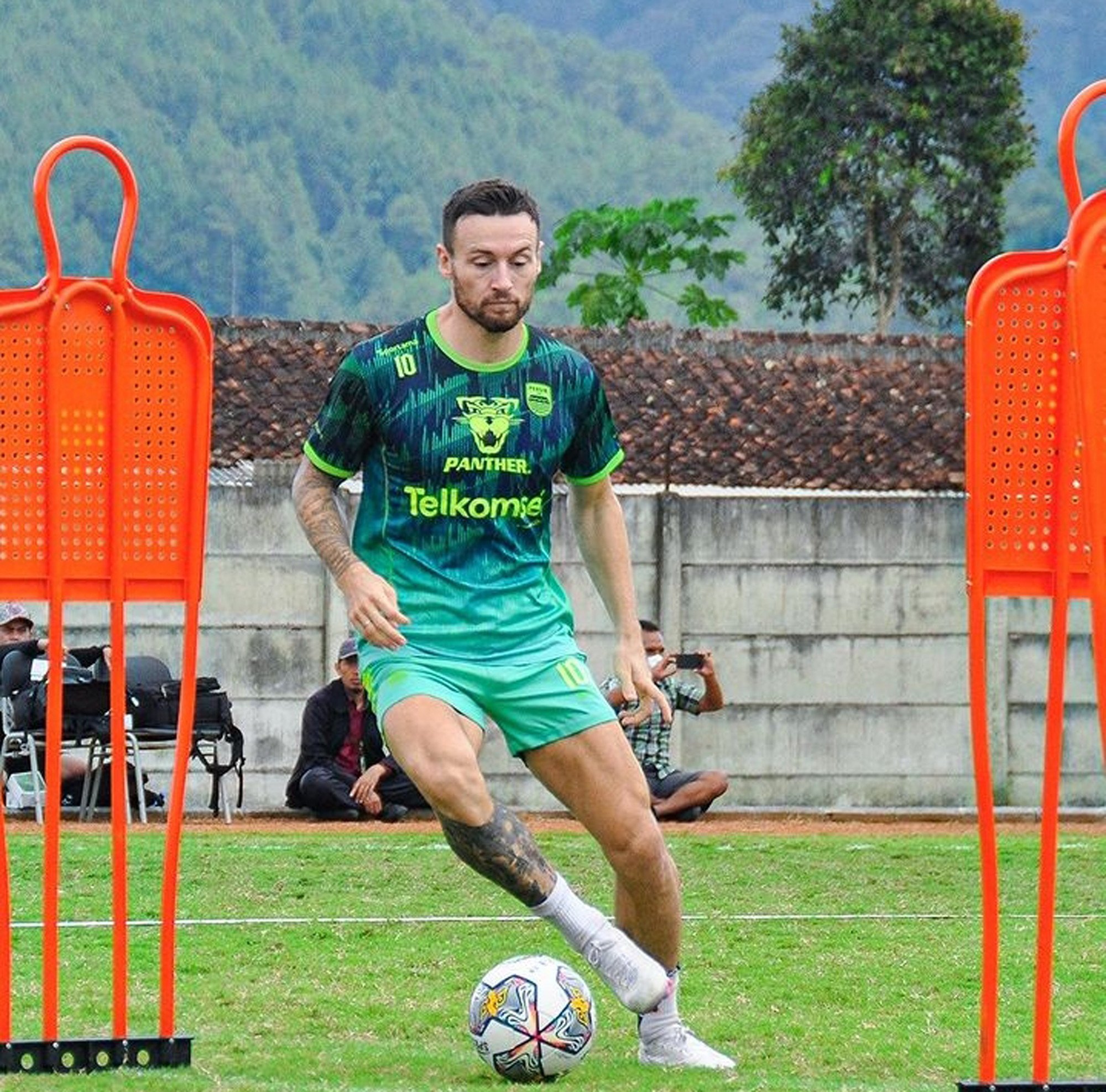 Persib Dapat Kabar Baik, Jelang Hadapi Borneo FC Kekuatan Lini Tengah Persib Bertambah, Marc Klok Sembuh