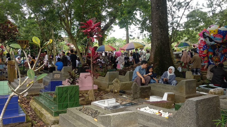 Hari Kedua Lebaran, Ini Alasan Warga Kota Tasik Ziarah ke Makam Kerabat dan Keluarga