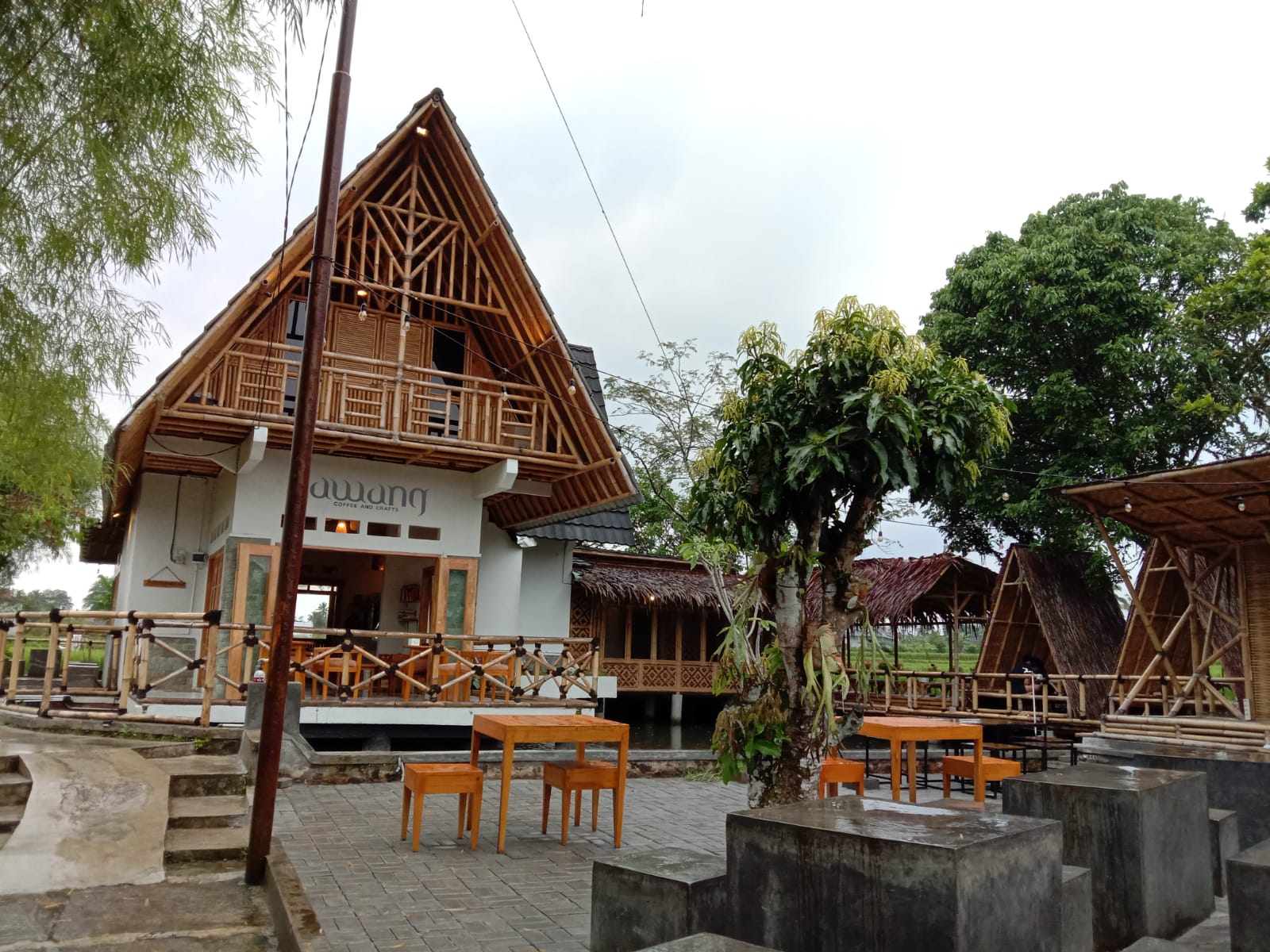 Tempat Rileks Berkonsep Natural Klasik di Lawang Coffee And Craft Tasikmalaya