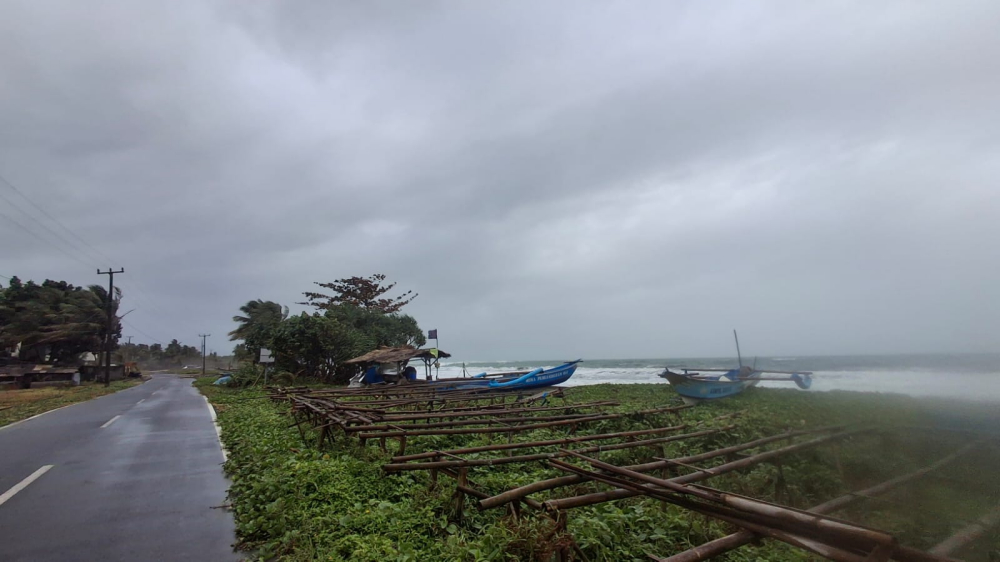 Cuaca Ekstrem Melanda Pangandaran, Nelayan Dilarang Melaut dan Wisatawan Diminta Waspada