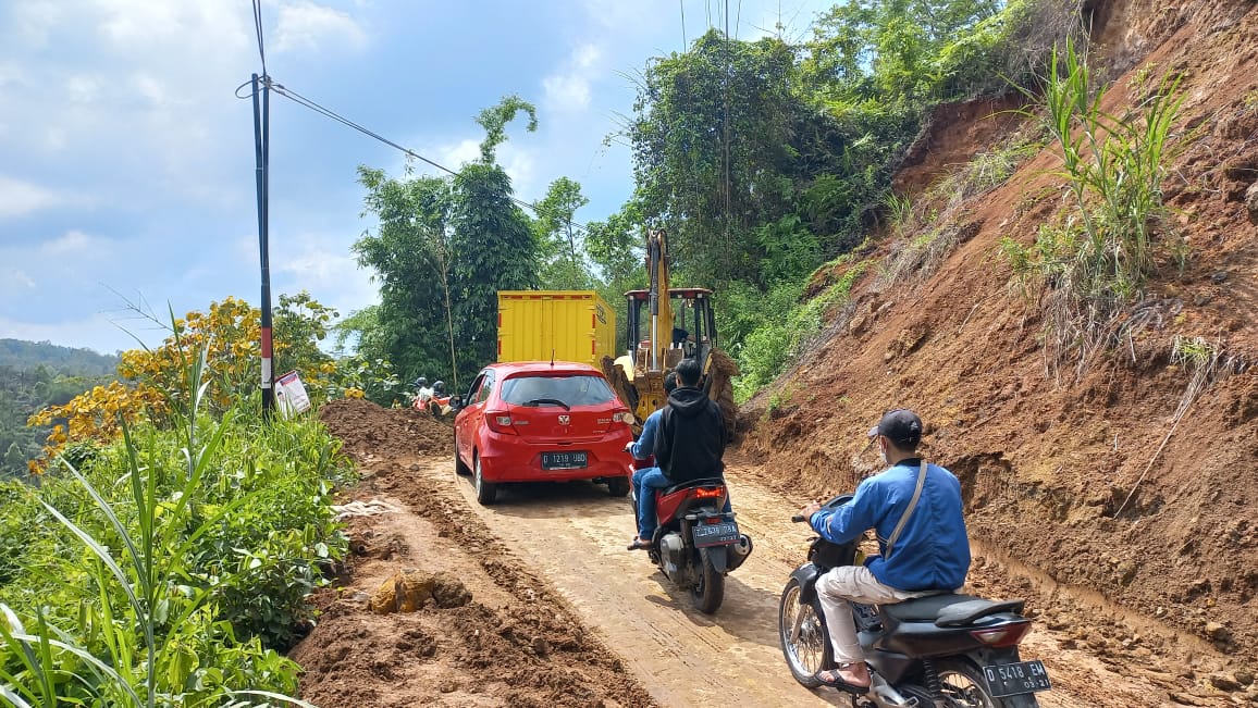 Tebing Setinggi 15 Meter Kembali Longsor di Banjarwangi Kabupaten Garut, Akses Jalan Tertutup