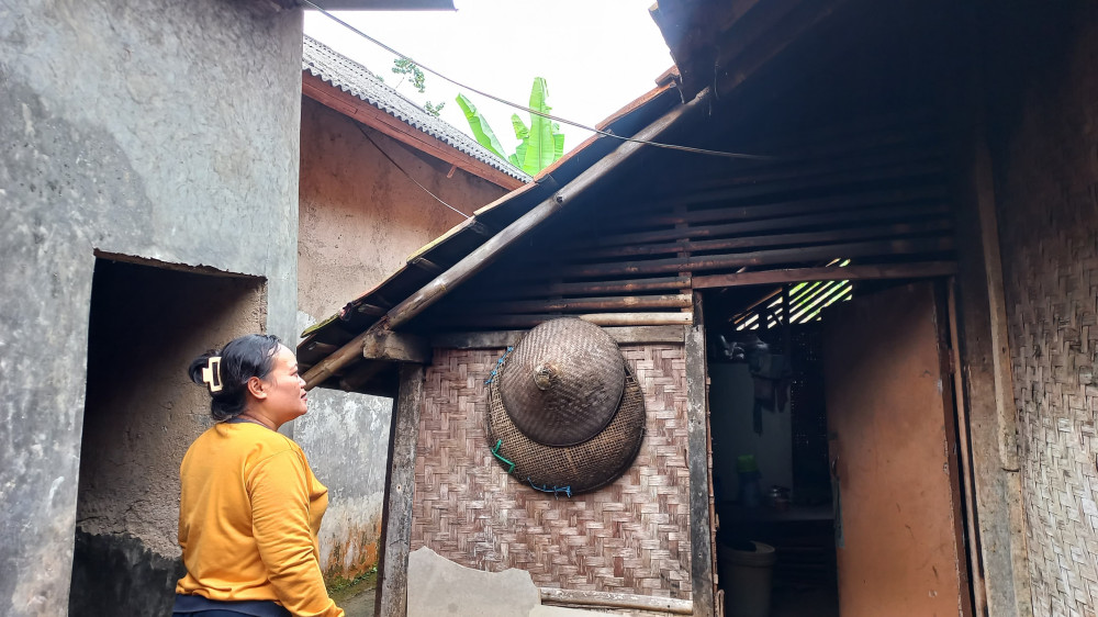 Warga Tamanjaya Bertahan dengan Sambungan Listrik Nenek, Harapkan Bantuan Pemerintah