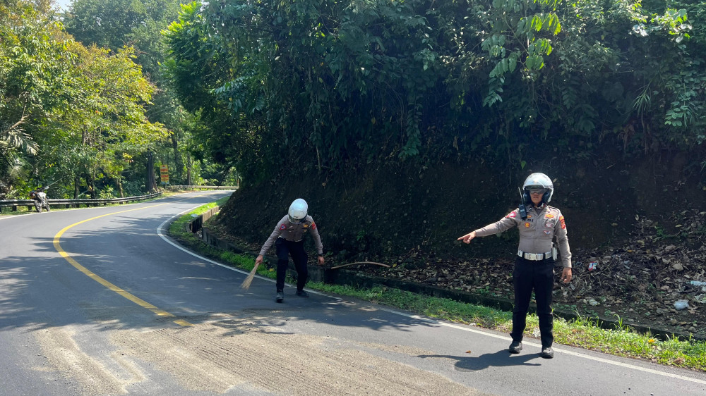 Masih Saja Ada Pasir yang Berceceran di Jalan Umum Kabupaten Pangandaran