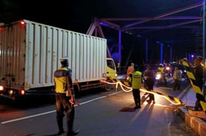 Mobil Boks Tabrak Portal Pembatas Ketinggian Jembatan Baru Kota Banjar