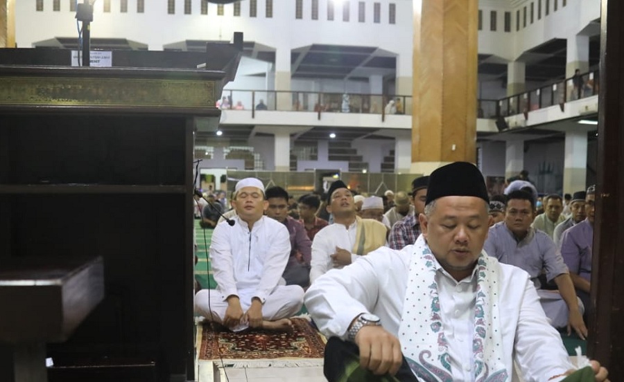 Shalat Tarawih Perdana di Masjid Agung Kota Tasik, Pj Wali Kota: Mari Berlomba-lomba Meraih Berkah Ramadan