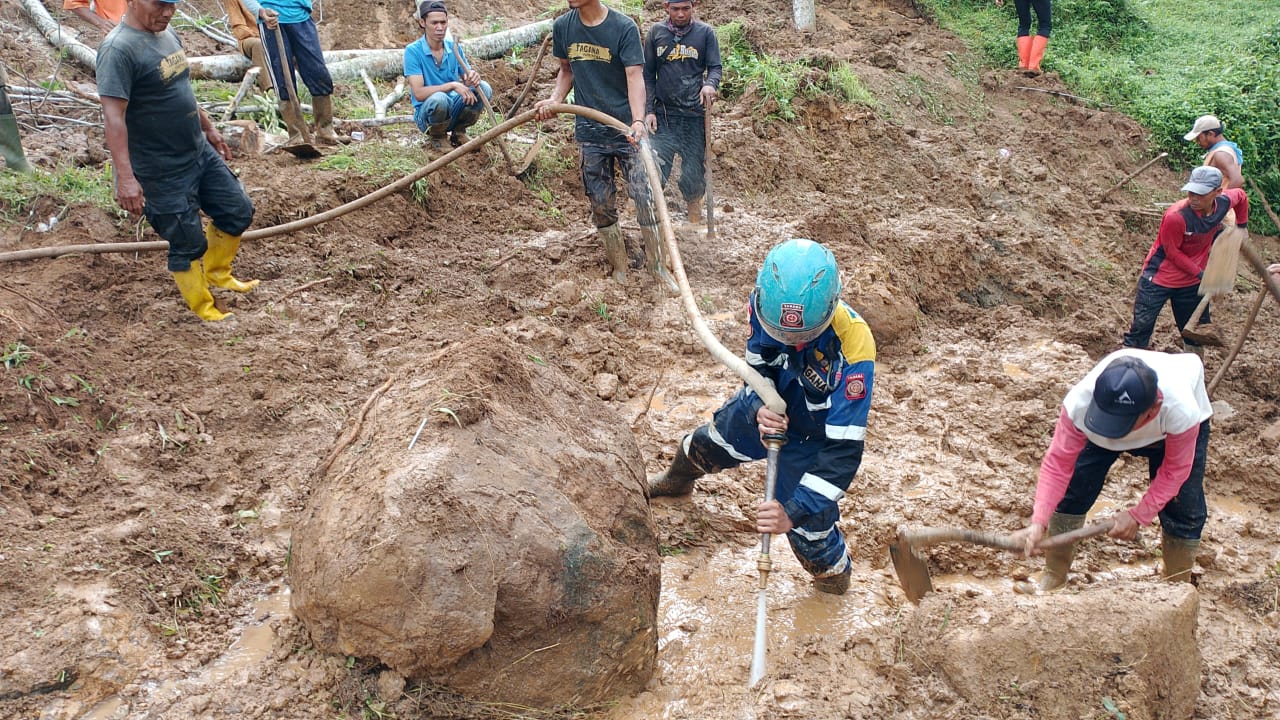Longsor Setinggi 20 Meter Menutup Akses Jalan Antar Kecamatan di Cigalontang Tasikmalaya