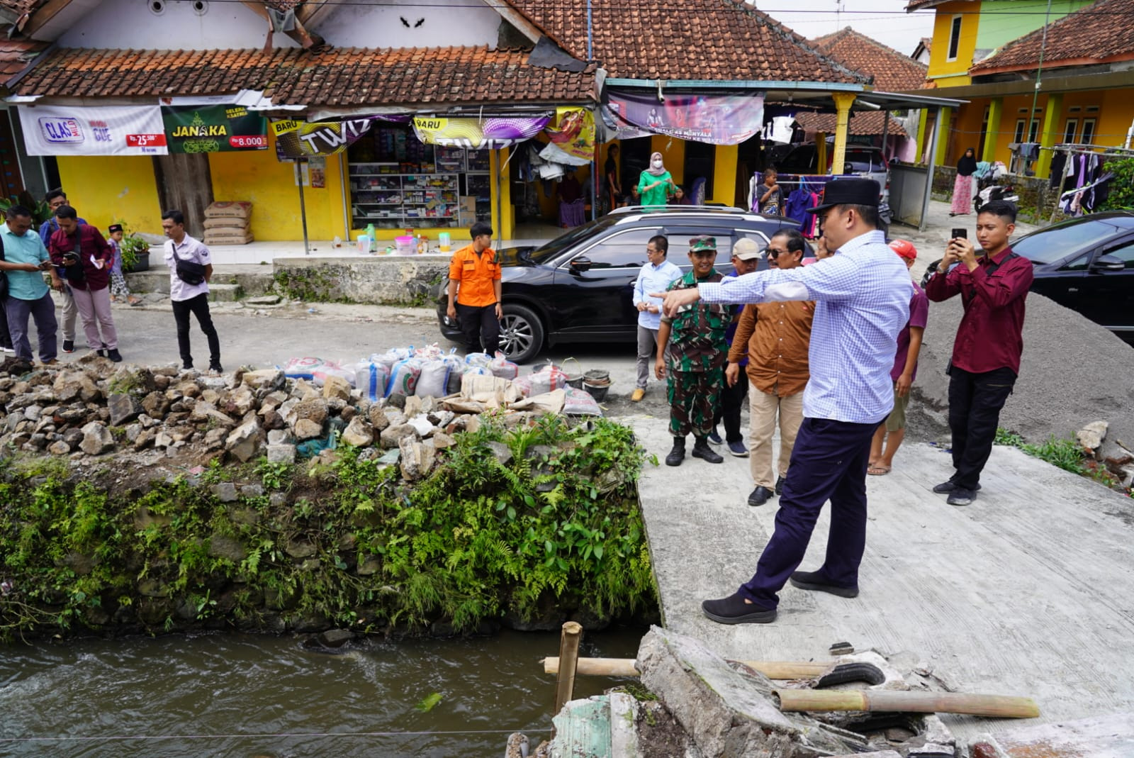 Pj Wali Kota Tasikmalaya Cheka Virgonwansyah Tinjau Penyebab Banjir di Mangkubumi