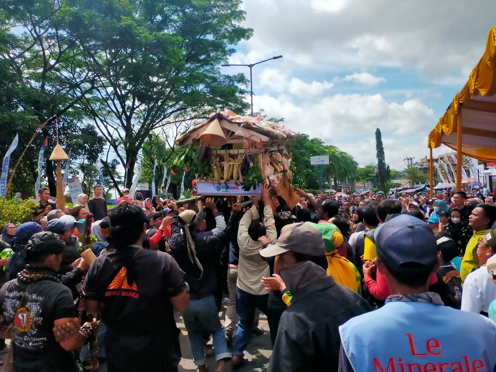 Luar Biasa! Helaran Budaya Jampana Meriahkan Hari Jadi Kota Tasikmalaya ke-21