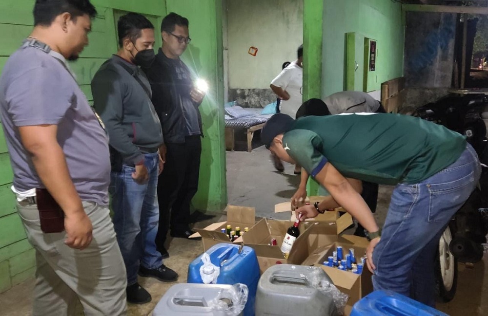 Polres Banjar Berhasil Menyita Puluhan Botol Miras dan 5 Jerigen Tuak di Belakang SPBU Terminal Banjar