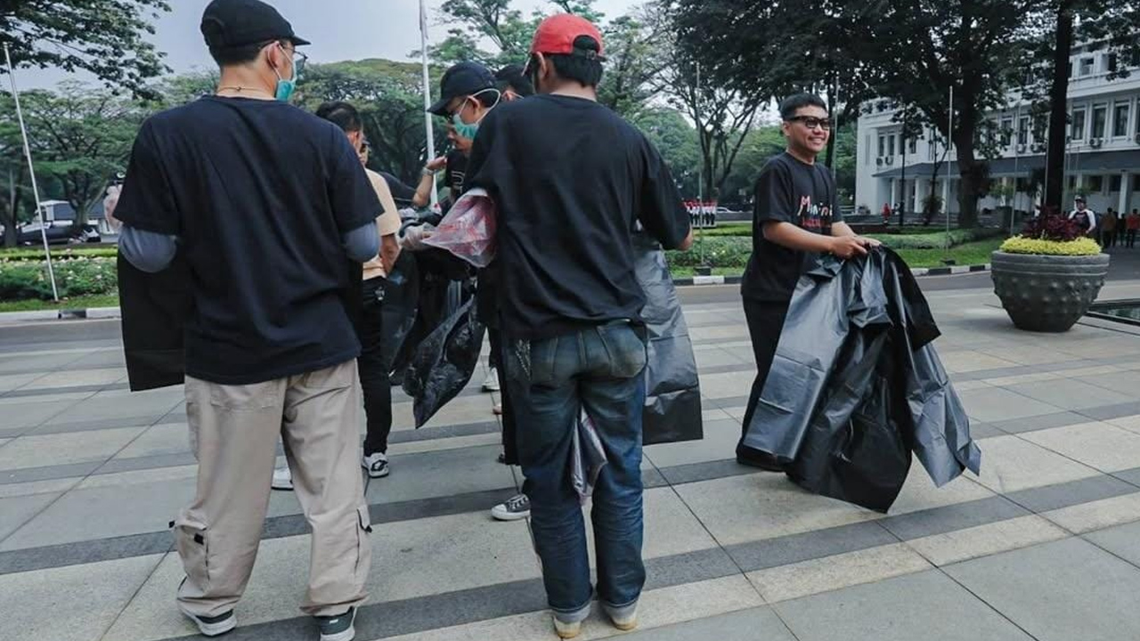 Free Runners Jalani Sanksi Sosial Bebersih Balai Kota Bandung