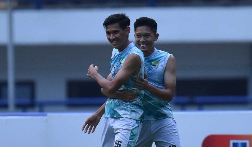 Liburan Asyik Penyerang Persib Alumni Inggris Bersama Ryan Kurnia, Ini Alasannya Memilih Pantai