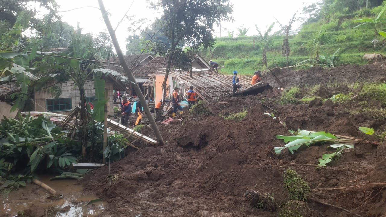 Kabupaten Tasikmalaya Diterjang Banjir dan Longsor, Puluhan Rumah Rusak hingga Warga Diungsikan 