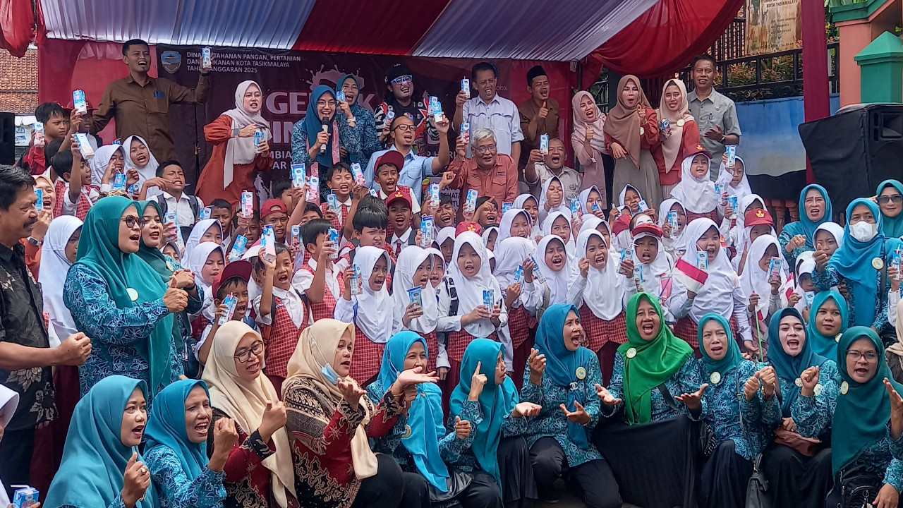 Wali Kota Tasikmalaya Turun Tangan Bagikan Susu, Targetkan Anak Sehat dan Cerdas