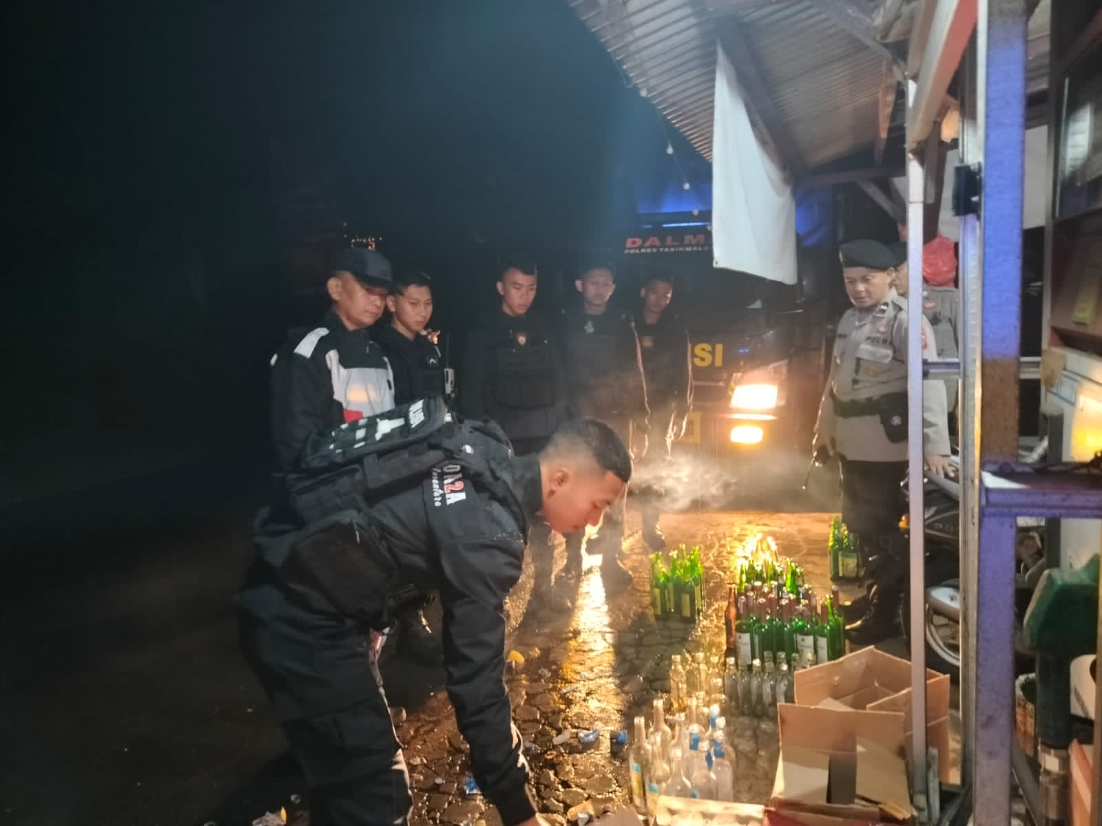 Sebuah Warung di Tasikmalaya Digerebek Polisi karena Menjual Miras
