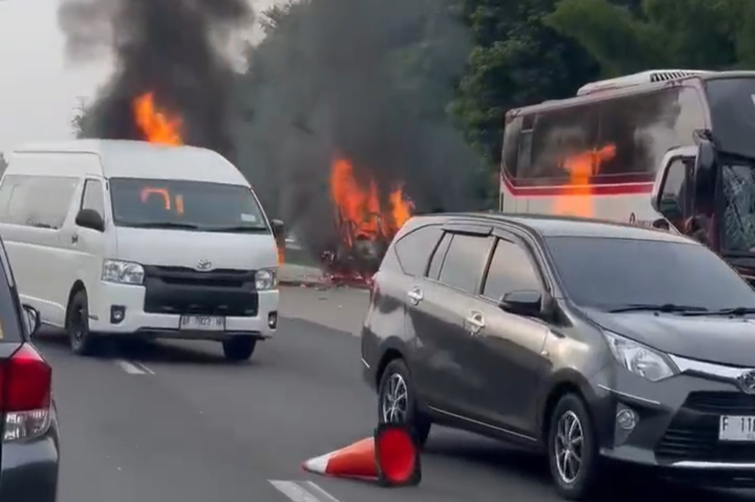 Kecelakaan Maut di Tol Cikampek, 3 Mobil Terbakar Setelah Bus Tabrak Grand Max hingga Penumpangnya Tewas
