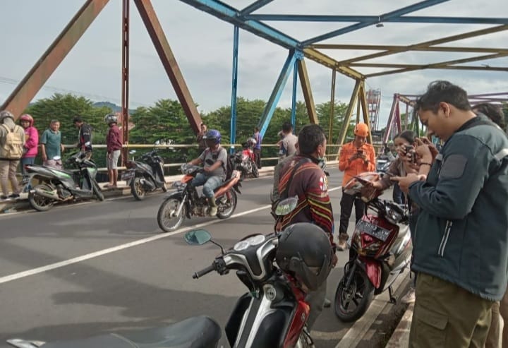 Wanita Nekat Loncat dari Jembatan Baru Banjar ke Sungai Citanduy, BPBD Sisir Sungai Lakukan Pencarian