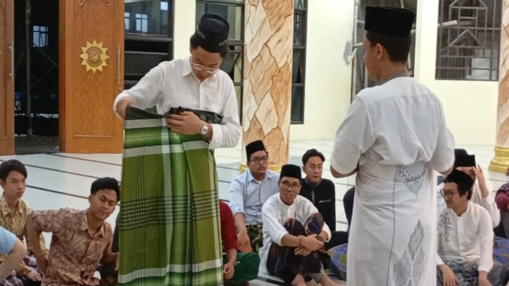 Santri Amanah Ajarkan Siswa Kanisius Kenakan Sarung di Kunjungan Ekskursi Agama