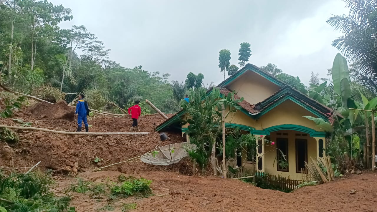 Kasihan, 15 Kepala Keluarga di Sodonghilir Tasikmalaya Mengungsi karena Rumahnya Diterjang Longsor