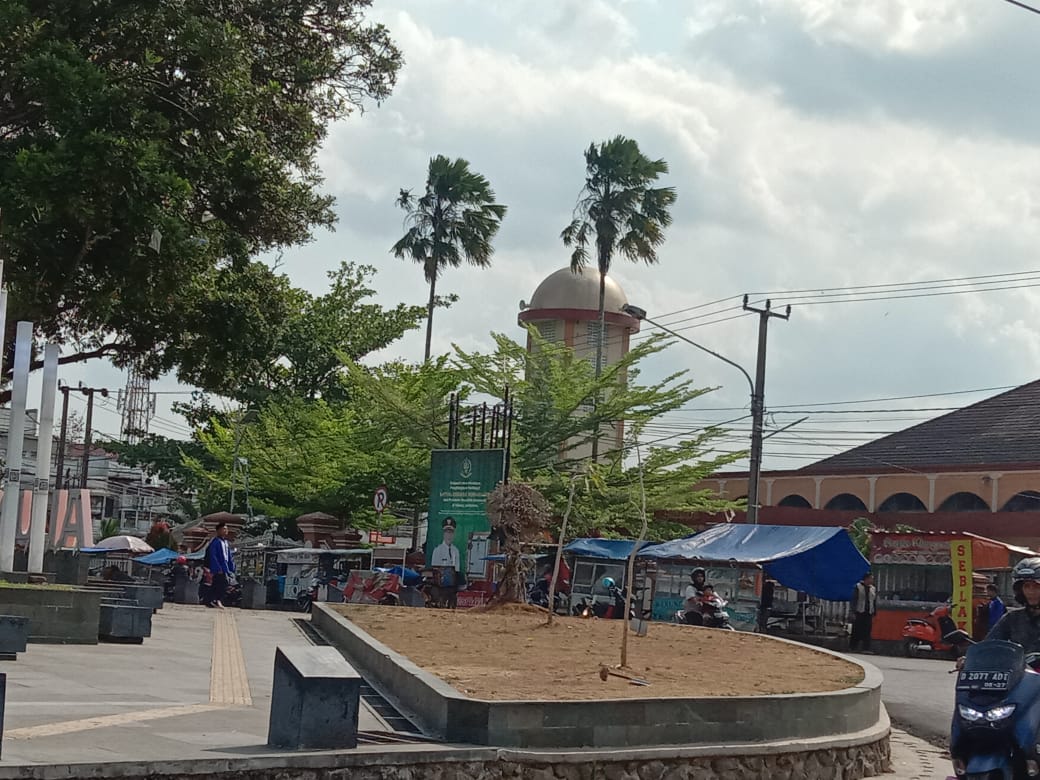 PKL Trotoar Depan Masjid Agung Singaparna Tasikmalaya Belum Juga Ditertibkan