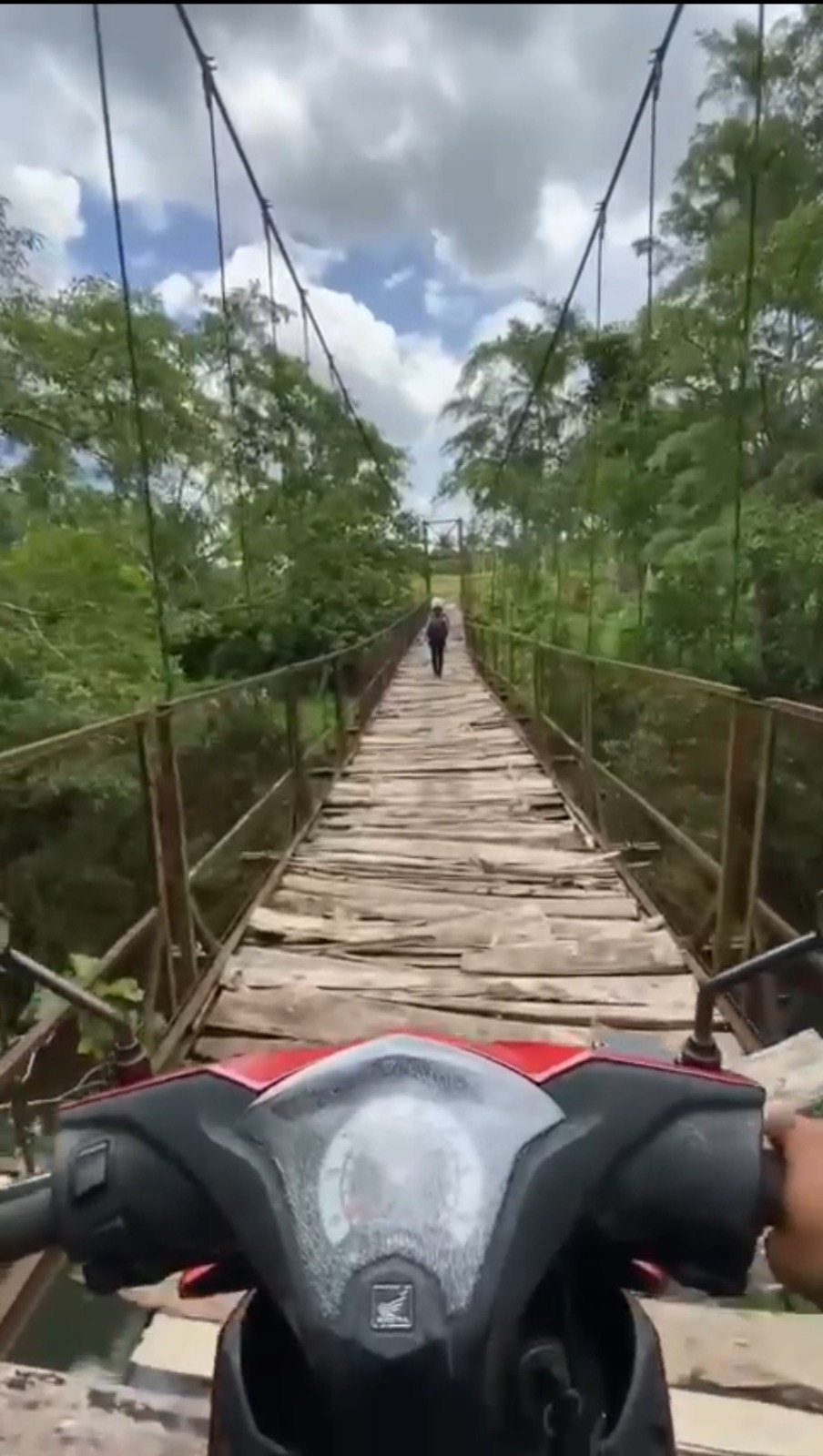 Jembatan Gantung di Cigugur Kabupaten Pangandaran Kondisinya Memprihatinkan