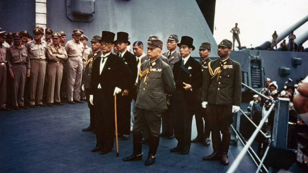 Penyerahan Jepang Akhiri Perang Dunia II, Kebakaran Besar London hingga Kelahiran Internet