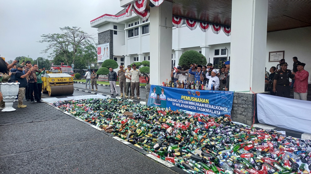 Pemkot Tasikmalaya Musnahkan 3.207 Botol Miras, Viman Tegaskan Komitmen Menuju Kota Zero Minol