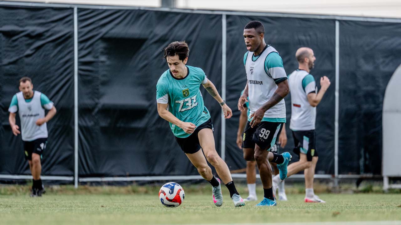 Persib Kudu Waspada! Persebaya Memburu Sejarah Baru di Bandung