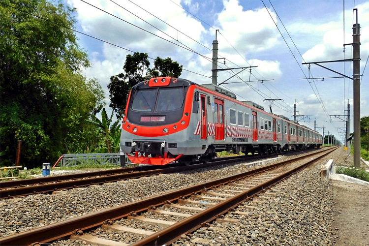 Suporter Sepakbola Terobos Gate KRL, KAI Merespons Begini