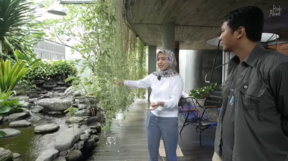 AWESOME! Di Rumah Tropis Ini Ada Sungai Kecil, Airnya Mengalir Jernih