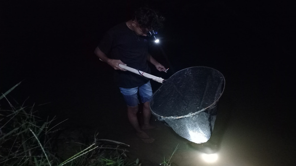 Ketika Sungai di Tasikmalaya Menghitam, Warga Mancing Ikan Tanpa Umpan