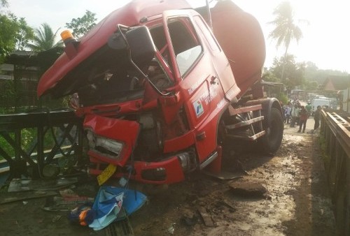 Truk Tangki Diduga Alami Rem Blom, Tabrak Jembatan di Cisoka, Tangerang