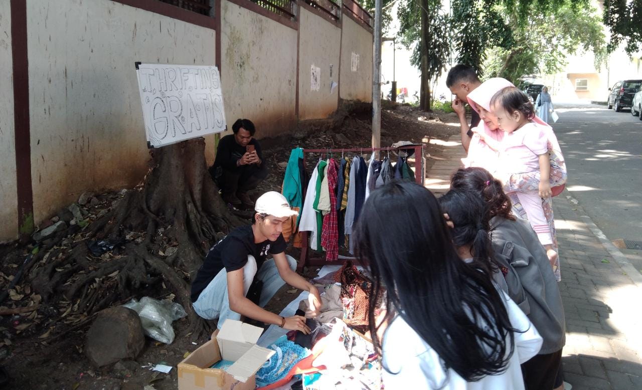 BERMULA dari Rasa Bosan, Mahasiswa Akhir Ini Adakan Kegiatan Thrifting Gratis di Kampus 1 UIN Bandung
