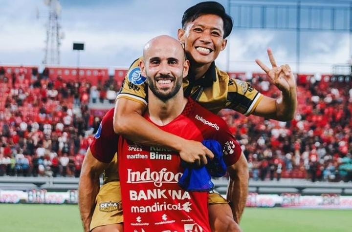 LUCU Mantan Pemain Persib Ini Berfoto Bersama dengan Henhen Herdiana Usai Bali United Mengalahkan Dewa United