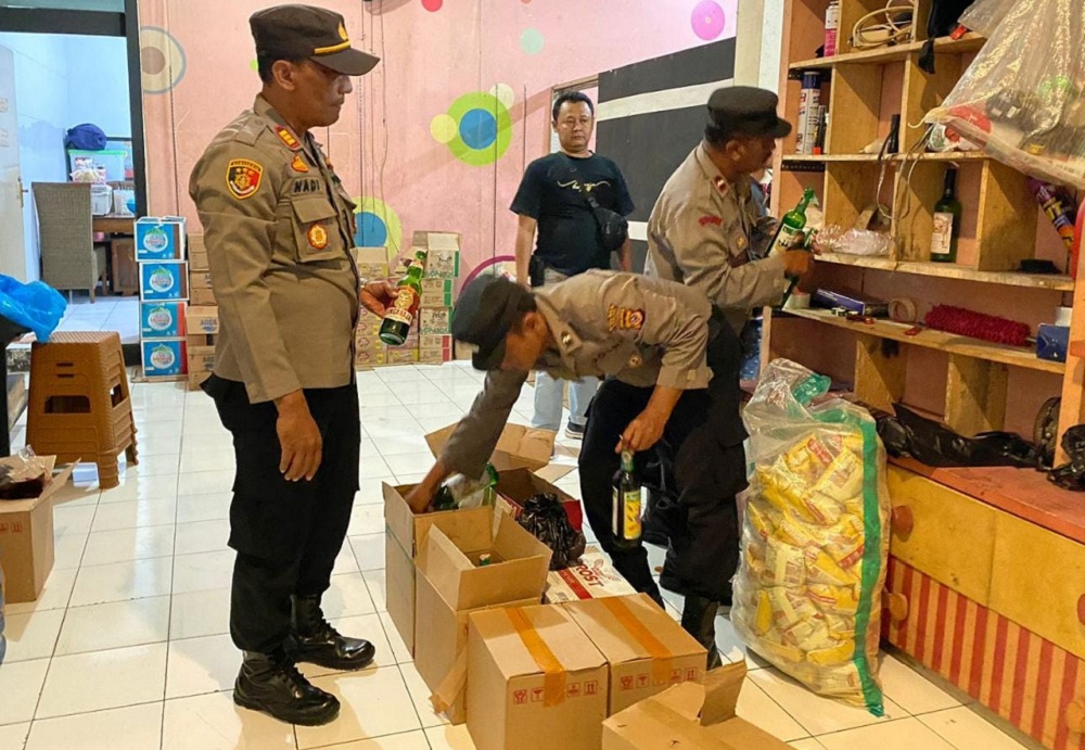 Polsek Pataruman Sita Puluhan Botol Miras dari Salah Satu Warung di Kota Banjar 