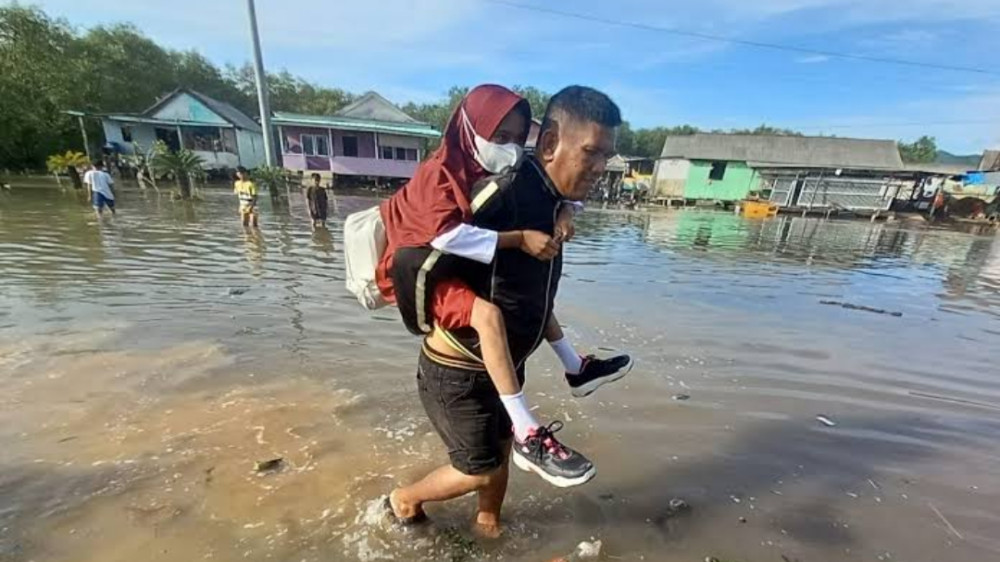 Warung dan Gazebo di Pesisir Pantai Selatan Tasikmalaya Diterjang Banjir Rob Akibat Gelombang Tinggi