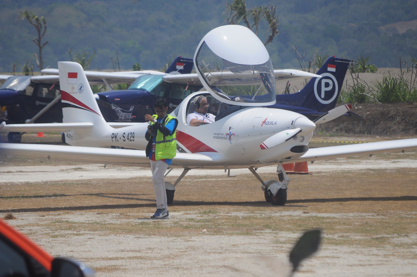 Warga Antusias Melihat Pesawat Terbang di Beach Strip saat Pangandaran Air Show