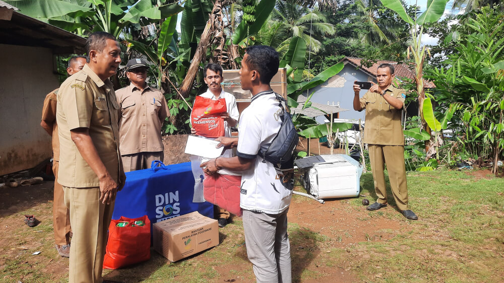 Pemkab Pangandaran Berikan Bantuan kepada Warga yang Rumahnya Tersambar Petir